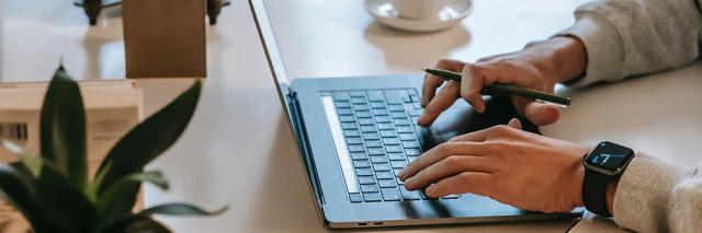 Jemand an einem Laptop