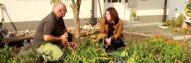 Fachreferentin und Gärtner im Vorgarten
