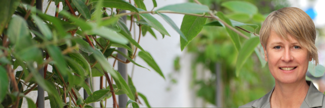 Videotitelbild FAQ zu Fassadenbegrünung, Expertin vor Fassadenbegrünung