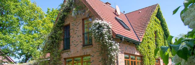 Einfamilienhaus mit Fassadenbegrünung an mehreren Seiten