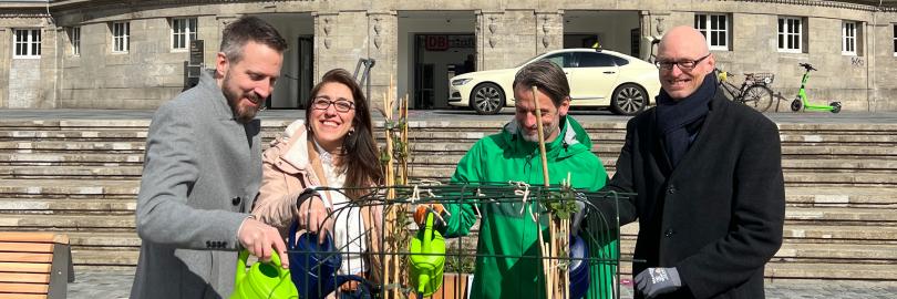 Ausstellungseröffnung Köln Deutz, Besucher gießen Hochbeet