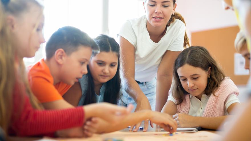 Kinder spielen am Tisch ein Brettspiel