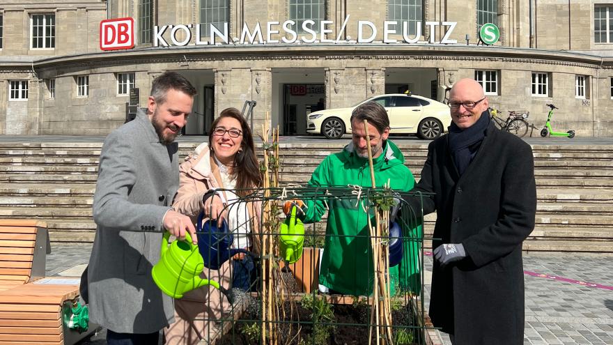 Ausstellungseröffnung Köln Deutz, Besucher gießen Hochbeet