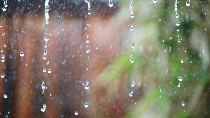 Herunterfallende Regentropfen am Fenster