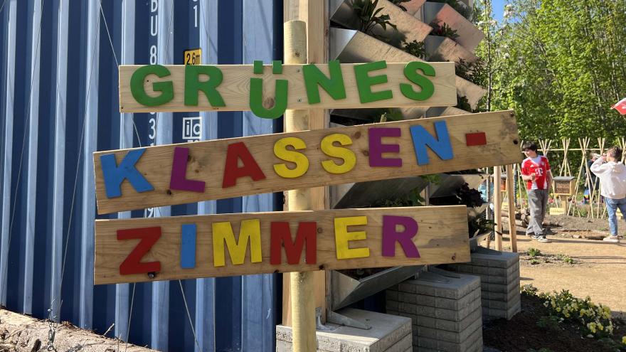 Holzschild mit der Aufschrift Grünes Klassenzimmer in bunten Buchstaben