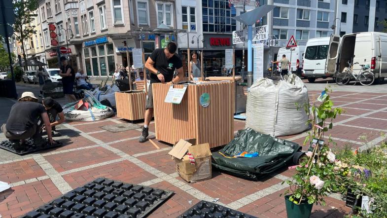 Aufbau der Ausstellung "Regen retten, Stadt begrünen" in Levekusen