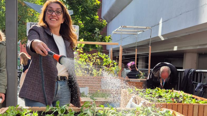 Fatma Özkan (Leiterin Gruppe Klimaanpassung VZ NRW) gießt die Pflanzen