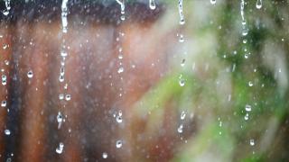 Herunterfallende Regentropfen am Fenster